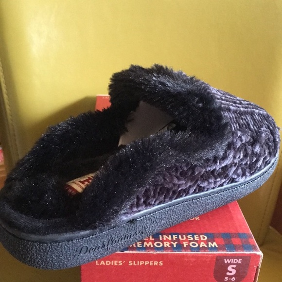 Memory foam, no slip faux fur slippers ONLY $7 when bundles W/4 or more items! - Picture 7 of 10